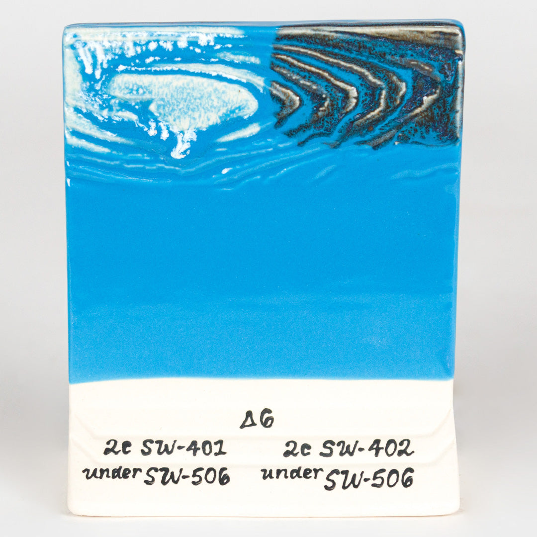 Přes SW-401 Light Flux (vlevo) a SW-402 Dark Flux (vpravo), cone 6 – oxidace