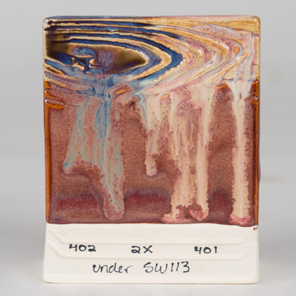Na glazuře SW-401 Light Flux (vlevo) a SW-402 Dark Flux (vpravo), Cone 6 – oxidace