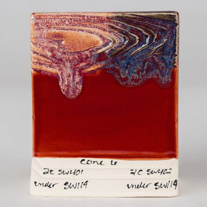 Na glazuře SW-401 Light Flux (vlevo) a SW-402 Dark Flux (vpravo), Cone 6 – oxidace