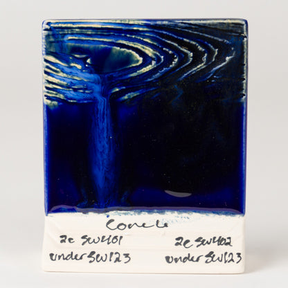 Na glazuře SW-401 Light Flux (vlevo) a SW-402 Dark Flux (vpravo), Cone 6 – oxidace