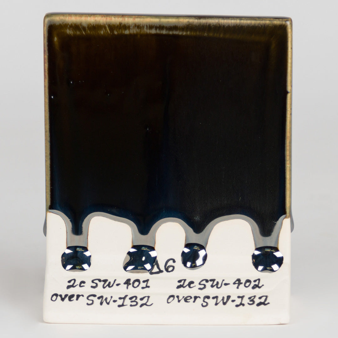 Pod SW-401 Light Flux (vlevo) a SW-402 Dark Flux (vpravo), cone 6 – oxidace